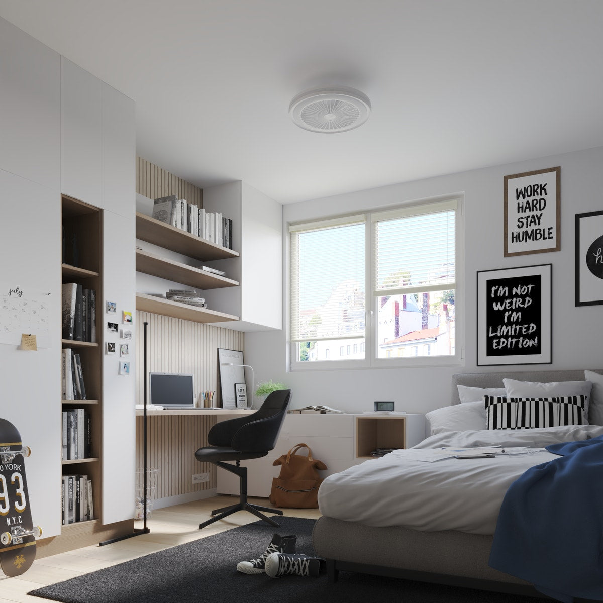 Alizé — Ventilateur blanc installé dans une chambre, vue d’ensemble.