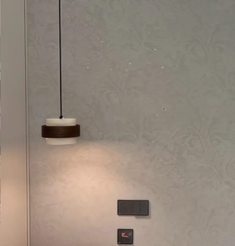 Photo publiée avec l’avis chez Maison Valois — Tavélia — Suspension en travertin et bois — Lola P. (1)