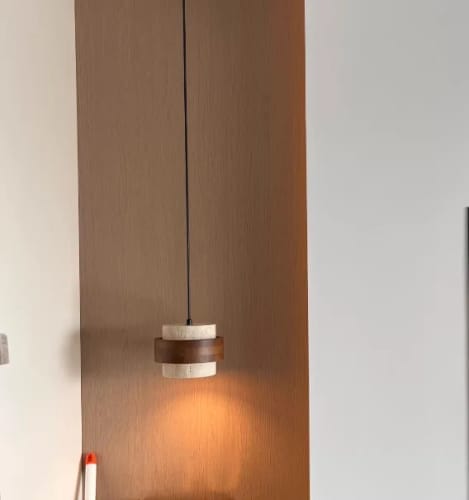 Photo publiée avec l’avis chez Maison Valois — Tavélia — Suspension en travertin et bois — Amine B. (1)