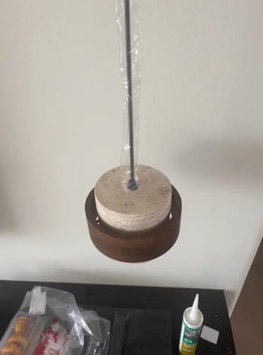 Photo publiée avec l’avis chez Maison Valois — Tavélia — Suspension en travertin et bois — Camille M. (1)