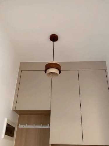 Photo publiée avec l’avis chez Maison Valois — Tavélia — Suspension en travertin et bois — Enzo G. (1)