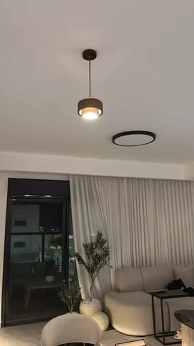 Photo publiée avec l’avis chez Maison Valois — Tavélia — Suspension en travertin et bois — Kadiatou D. (1)