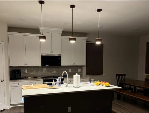 Photo publiée avec l’avis chez Maison Valois — Tavélia — Suspension en travertin et bois — Eva B. (1)