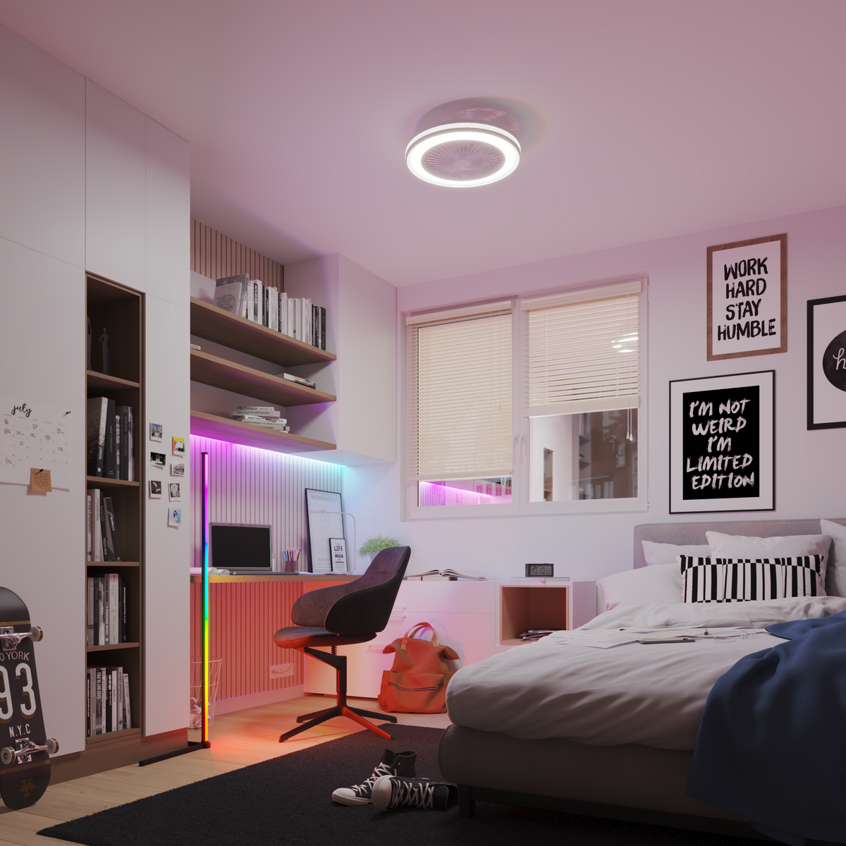 Briselle — ventilateur de plafond blanc installé dans une chambre, éclairage allumé et ambiance colorée.