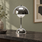 Lampe champignon rechargeable — Argent — mise en scène générée : console