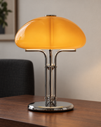Lampe de table champignon orange et chrome — mise en scène illustrative