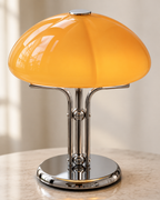 Lampe de table champignon orange et chrome — mise en scène illustrative