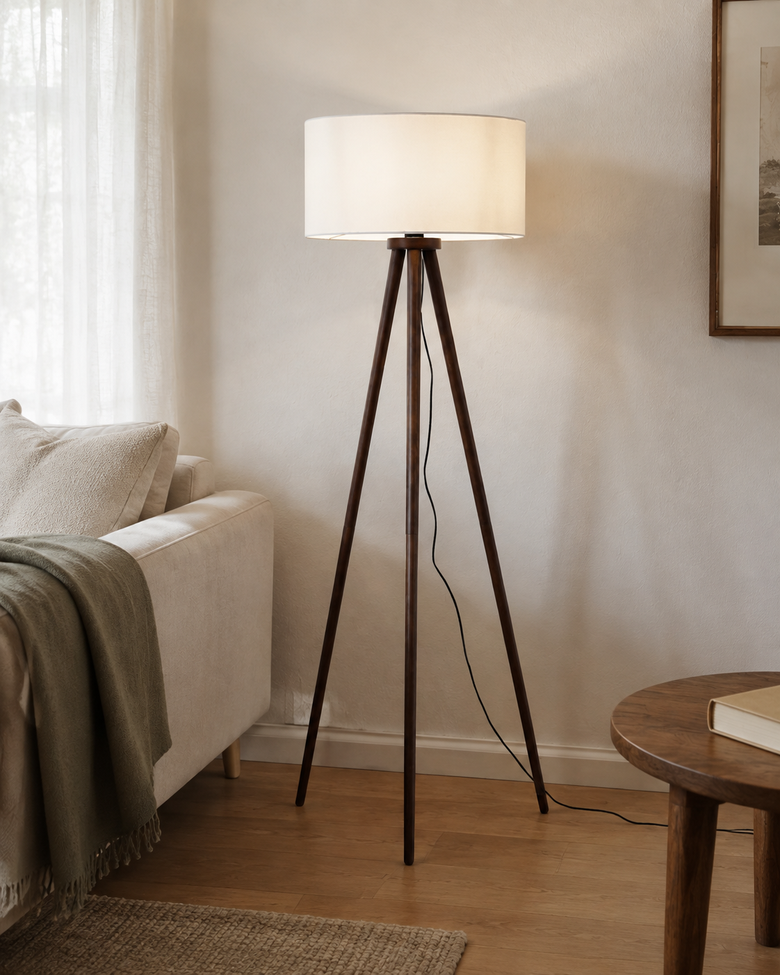 Lampadaire Lindby Charlia blanc et noyer dans un salon — mise en situation retouchée