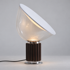 Lampe à coupe inclinée et pied strié foncé sur fond gris clair — image retouchée
