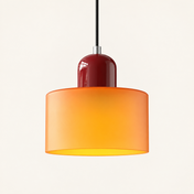 Suspension cylindrique orange et bordeaux, une lampe, visuel retouché à partir de la photo source.