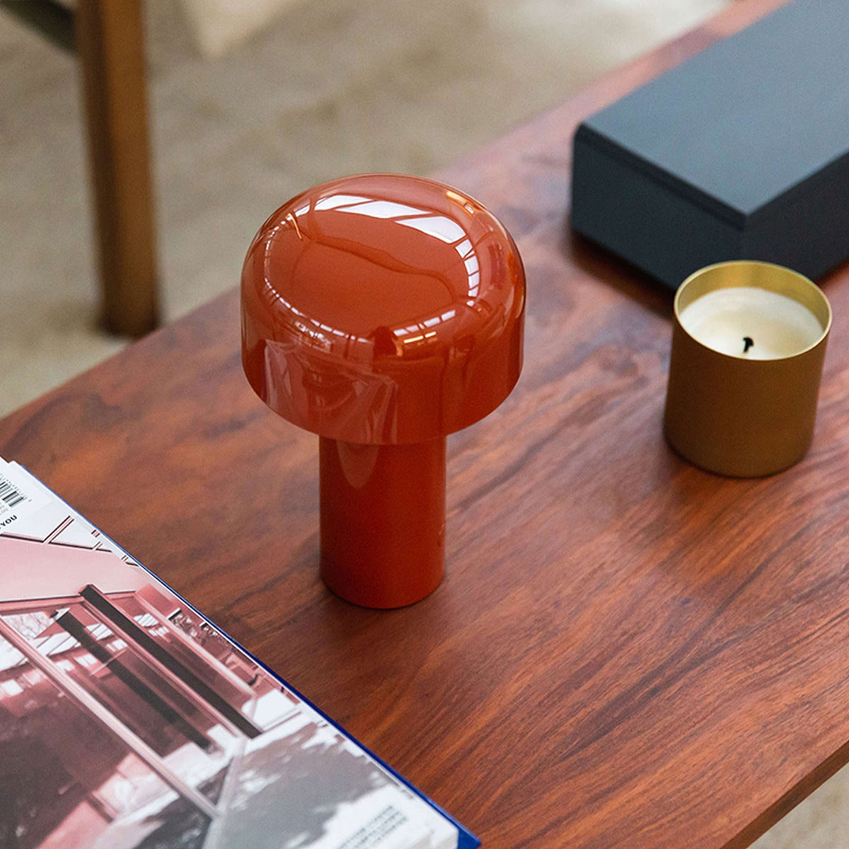Lampe Dôme coloré rouge — vue plongeante du dessus et de la finition brillante
