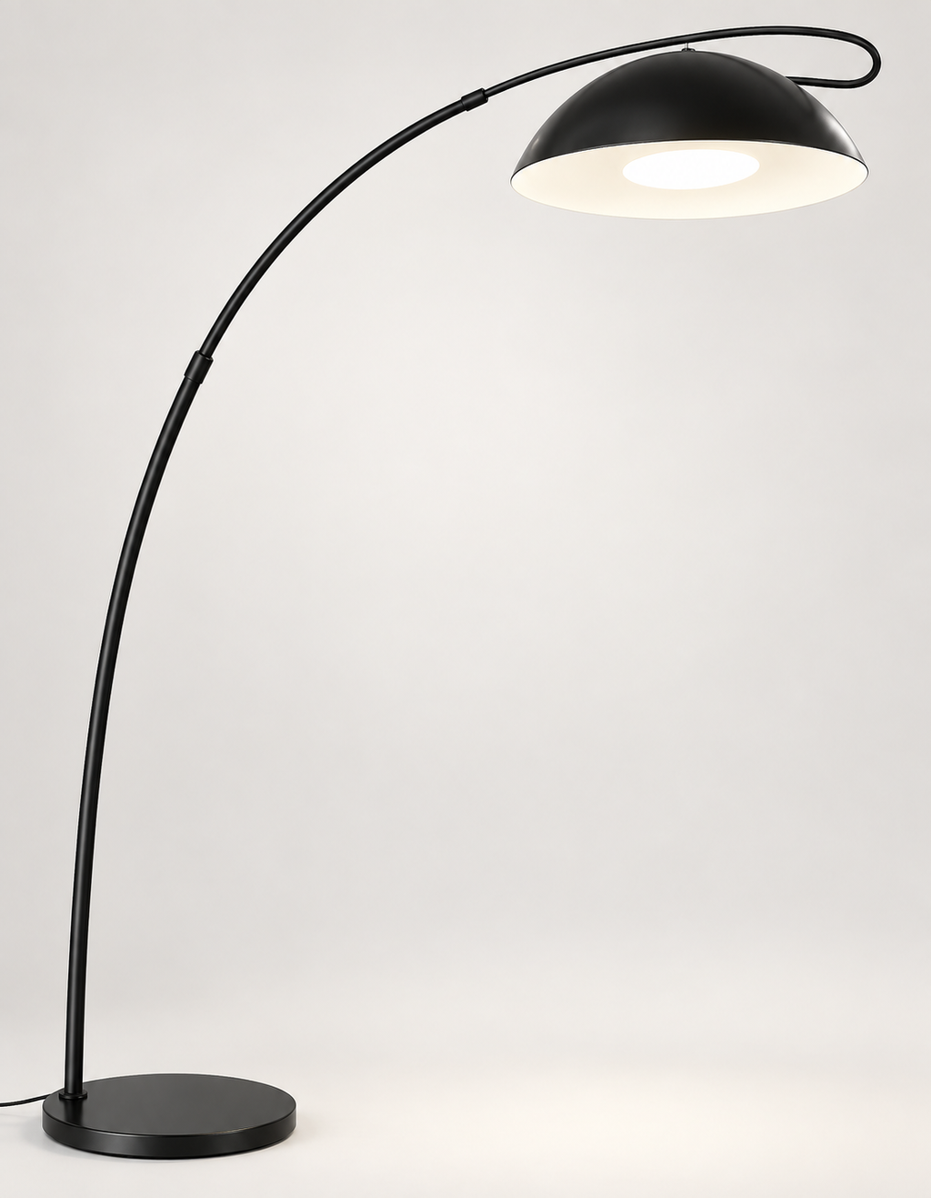 Lampe à arc dôme noir et blanc — silhouette en studio — visuel amélioré à partir des photos du fournisseur