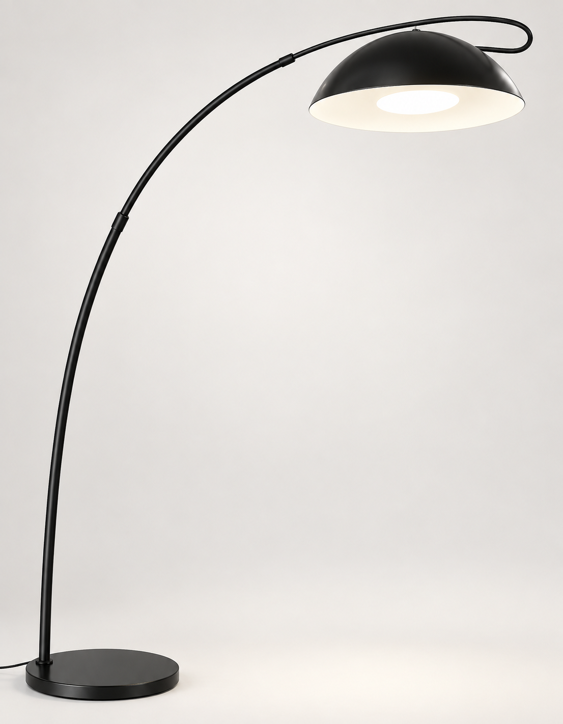 Lampe à arc dôme noir et blanc — silhouette en studio — visuel amélioré à partir des photos du fournisseur