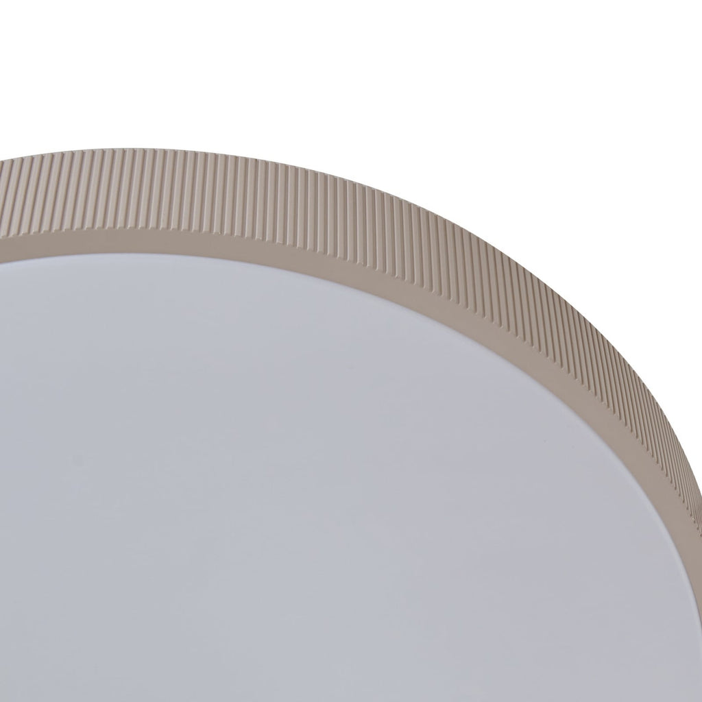 Plafonnier LED Lindby Zylo, taupe, Ø 49 cm, CCT à intensité variable — bord du diffuseur vu de dessous — photo fabricant