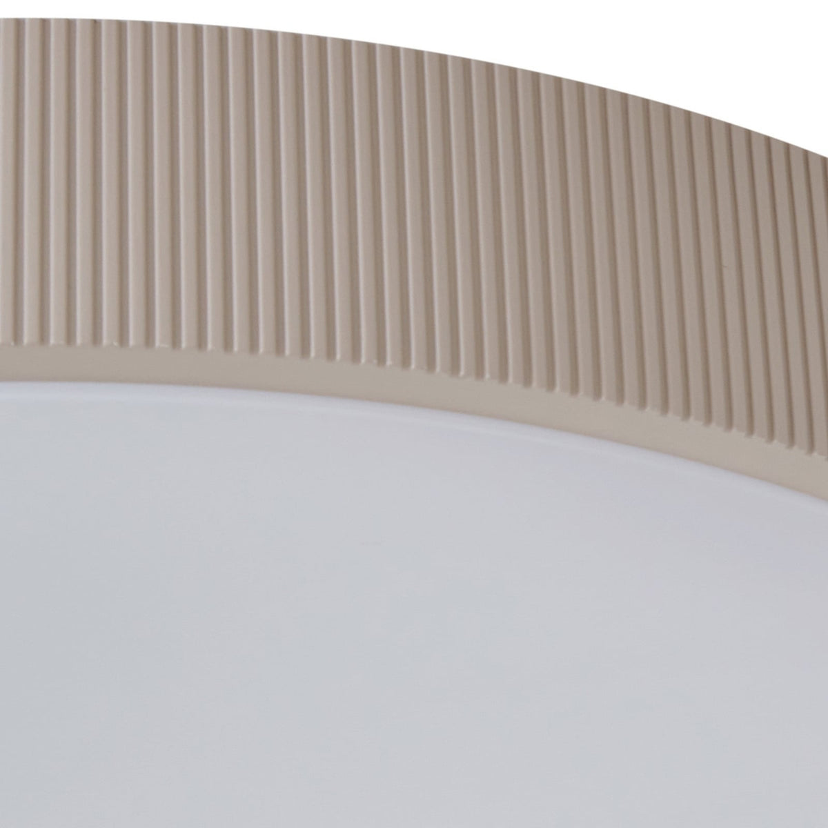 Plafonnier LED Lindby Zylo, taupe, Ø 49 cm, CCT à intensité variable — détail du relief latéral — photo fabricant