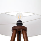 Lindby lampe sur pied Charlia, blanc, bois de noyer, hauteur 150 cm — douille et armature de l’abat-jour — photo fabricant