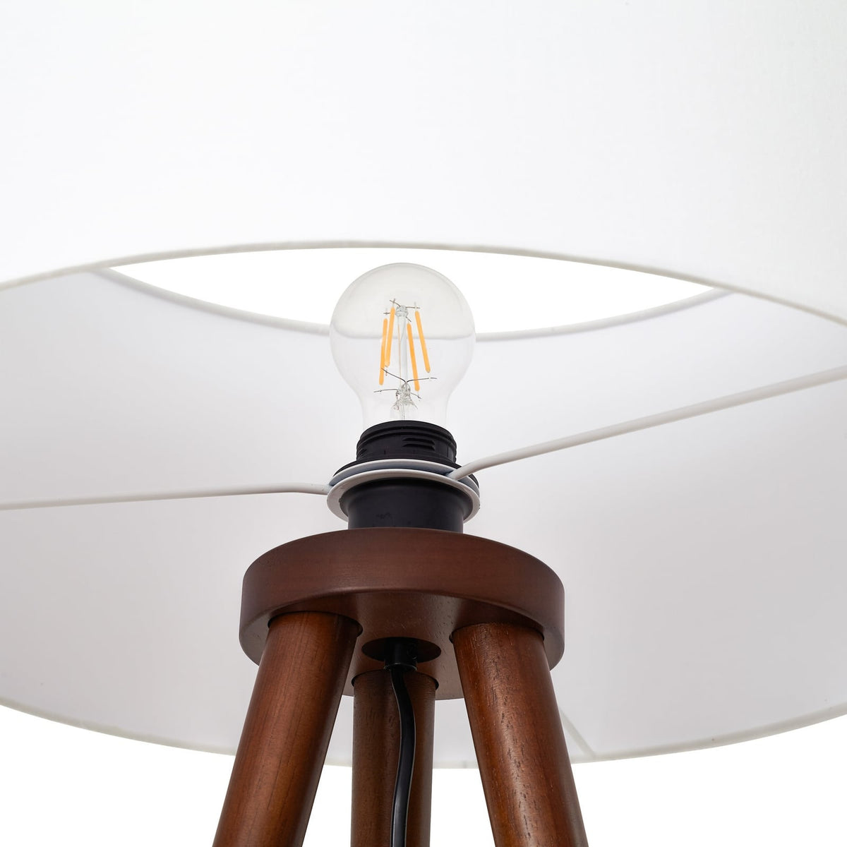 Lindby lampe sur pied Charlia, blanc, bois de noyer, hauteur 150 cm — douille et armature de l’abat-jour — photo fabricant