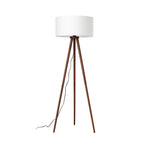 Lindby lampe sur pied Charlia, blanc, bois de noyer, hauteur 150 cm — vue générale de face — photo fabricant