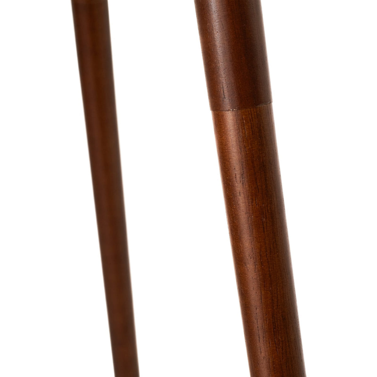Lindby lampe sur pied Charlia, blanc, bois de noyer, hauteur 150 cm — détail du trépied en bois — photo fabricant