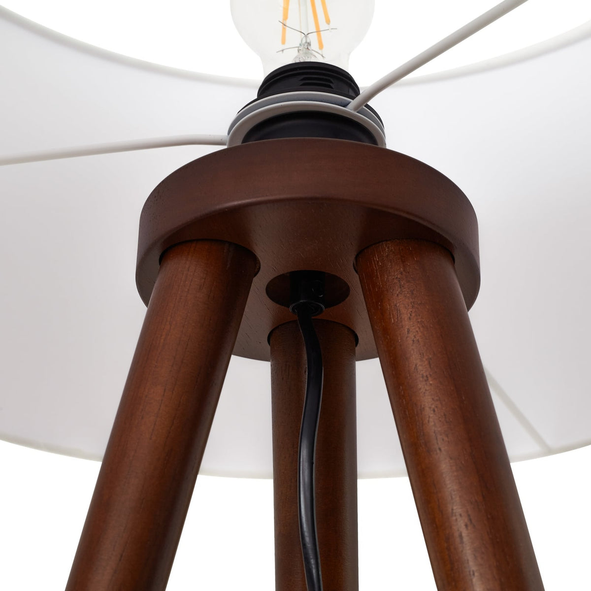 Lindby lampe sur pied Charlia, blanc, bois de noyer, hauteur 150 cm — vue sous l’abat-jour et jonction du trépied — photo fabricant