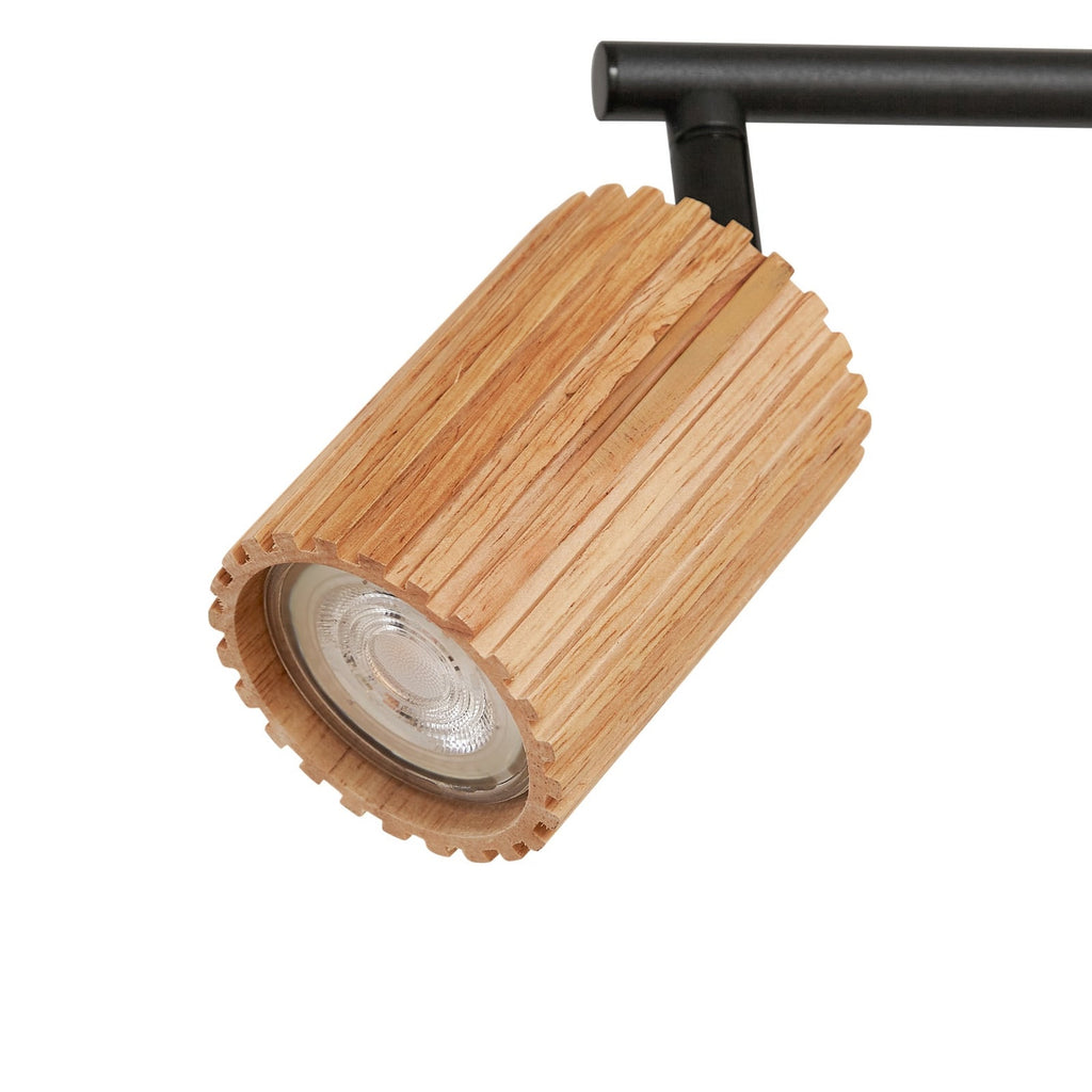 Spot pour plafond Lindby Stralino, à 4 lampes, longueur 60 cm, bois — spot de trois quarts — photo fabricant