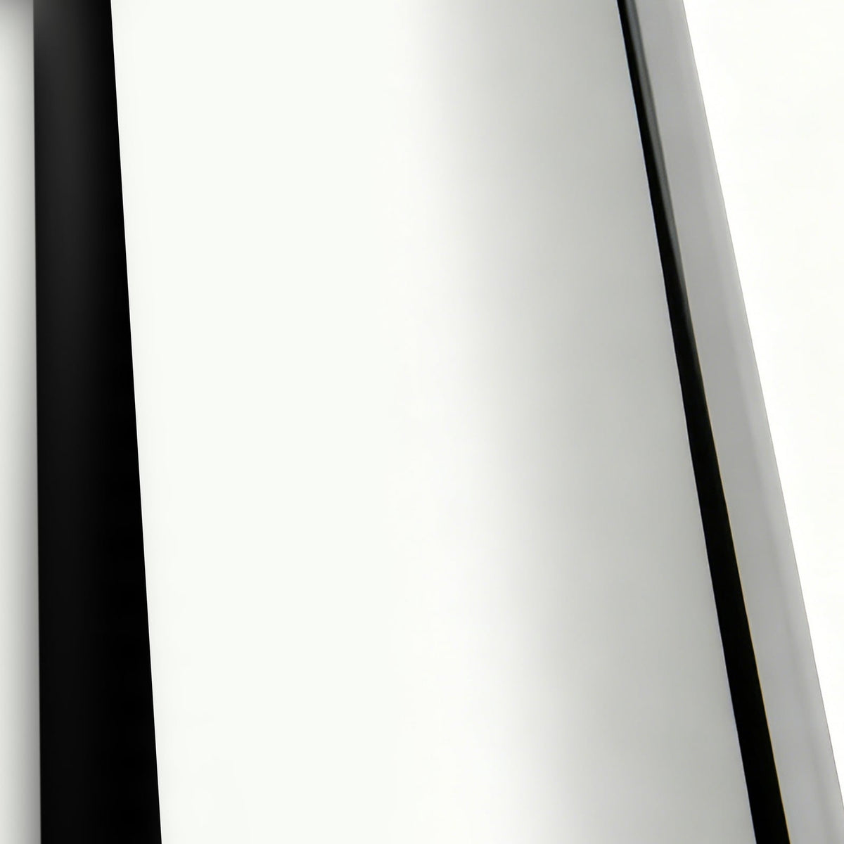 Lampe de table LED rechargeable Lindby Nevijo, chrome, Ø 20 cm, USB, variateur — détail de la finition chrome — photo fabricant