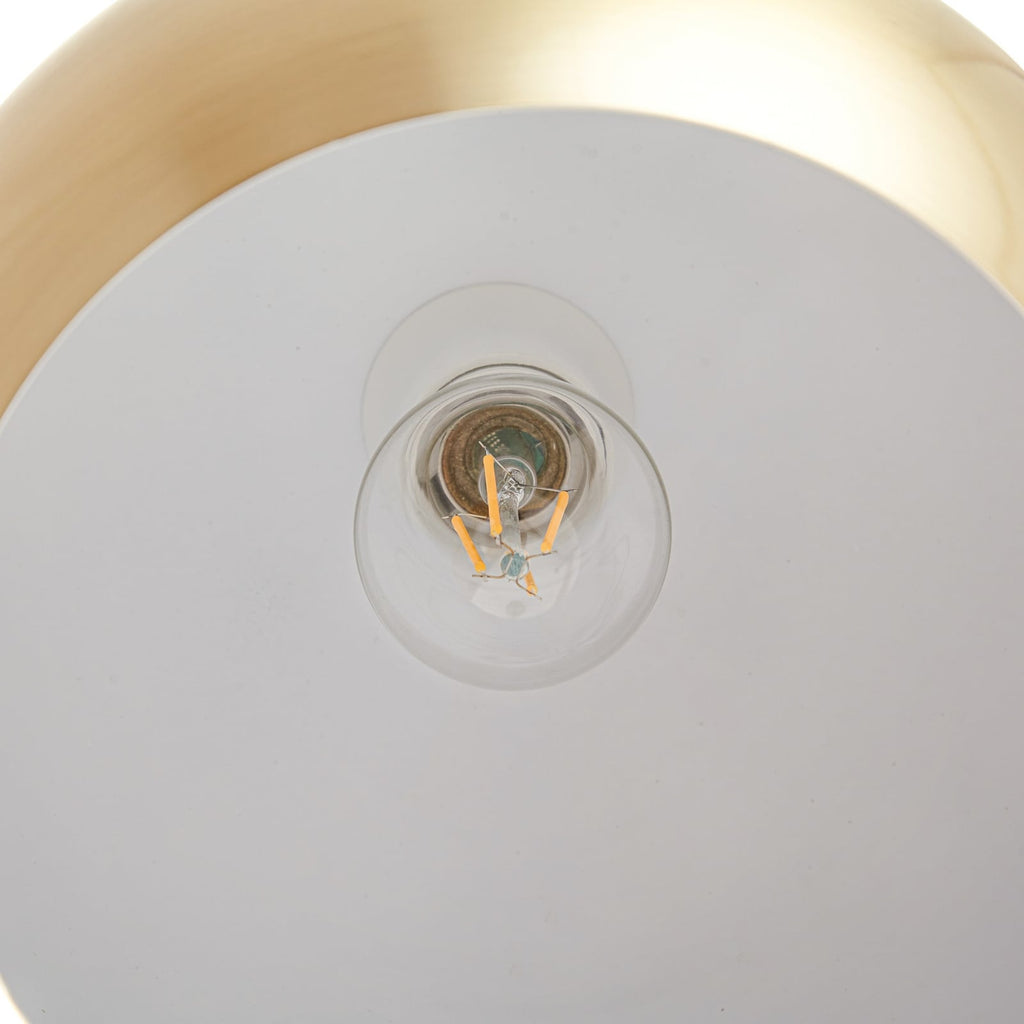 Lindby lampe à arc Moisia, couleur laiton, métal — vue sous l’abat-jour — photo fabricant