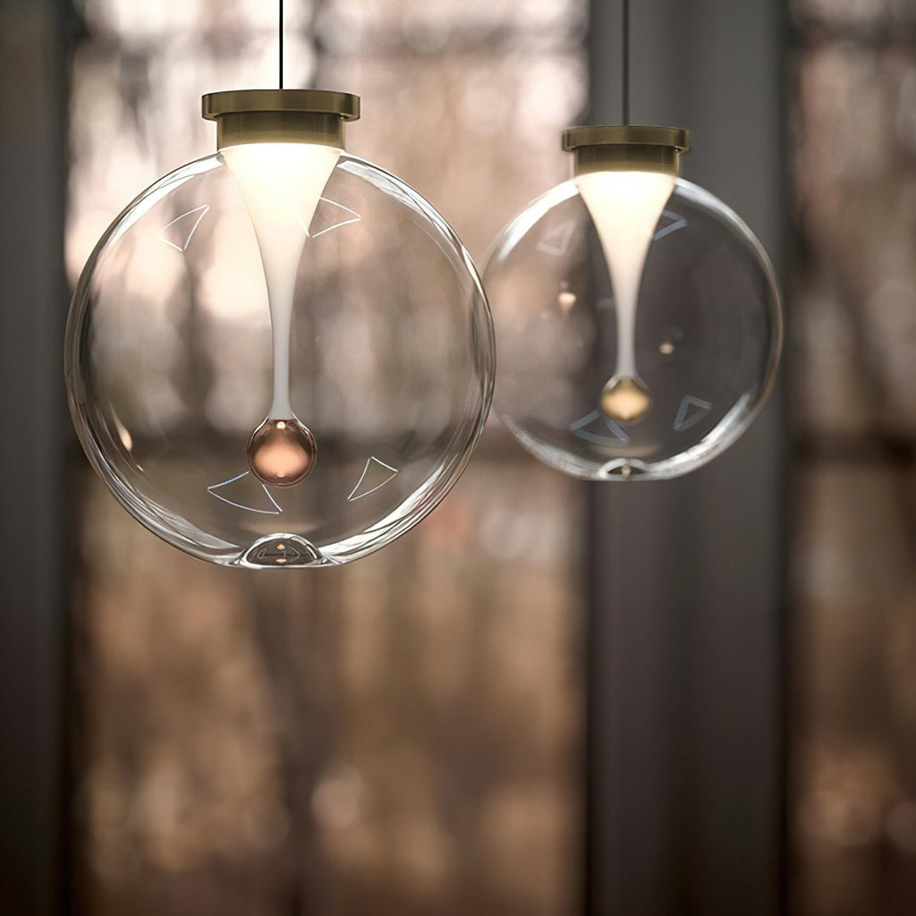 Suspension en verre coloré — Finition dorée — Gros plan oblique du verre et des pièces métalliques de deux suspensions