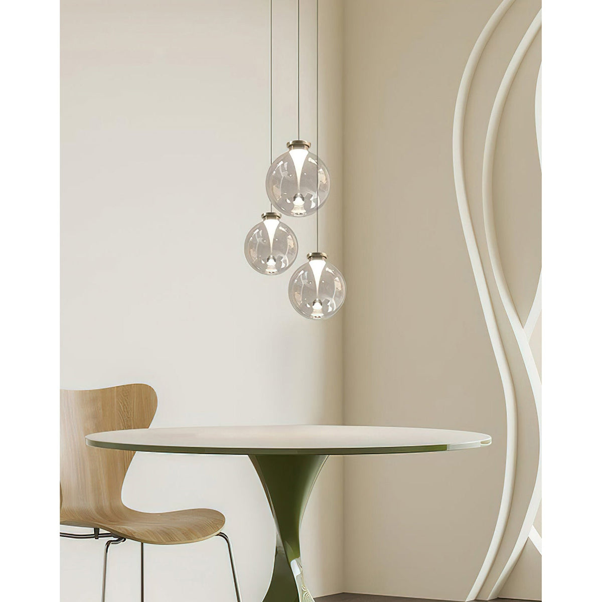Suspension en verre coloré — Finition dorée — Mise en situation de trois suspensions près d’une table verte