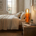 Lampe de table en verre — Composition colorée — Modèle orange et ambre sur une table de chevet