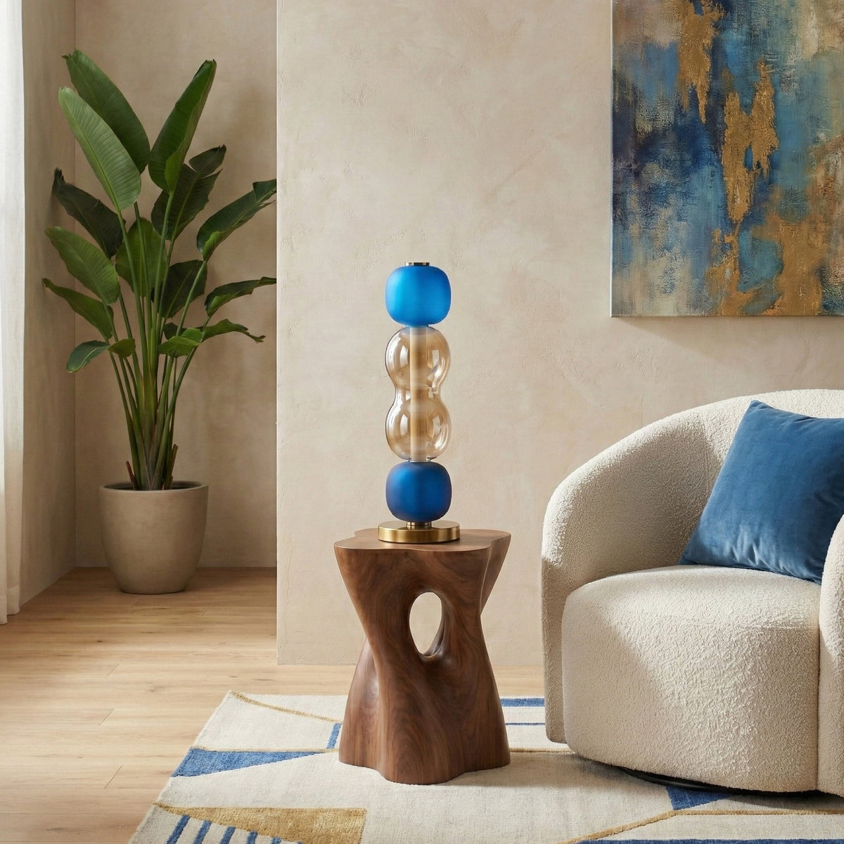 Lampe de table en verre — Composition colorée — Modèle bleu et ambre près d’un fauteuil