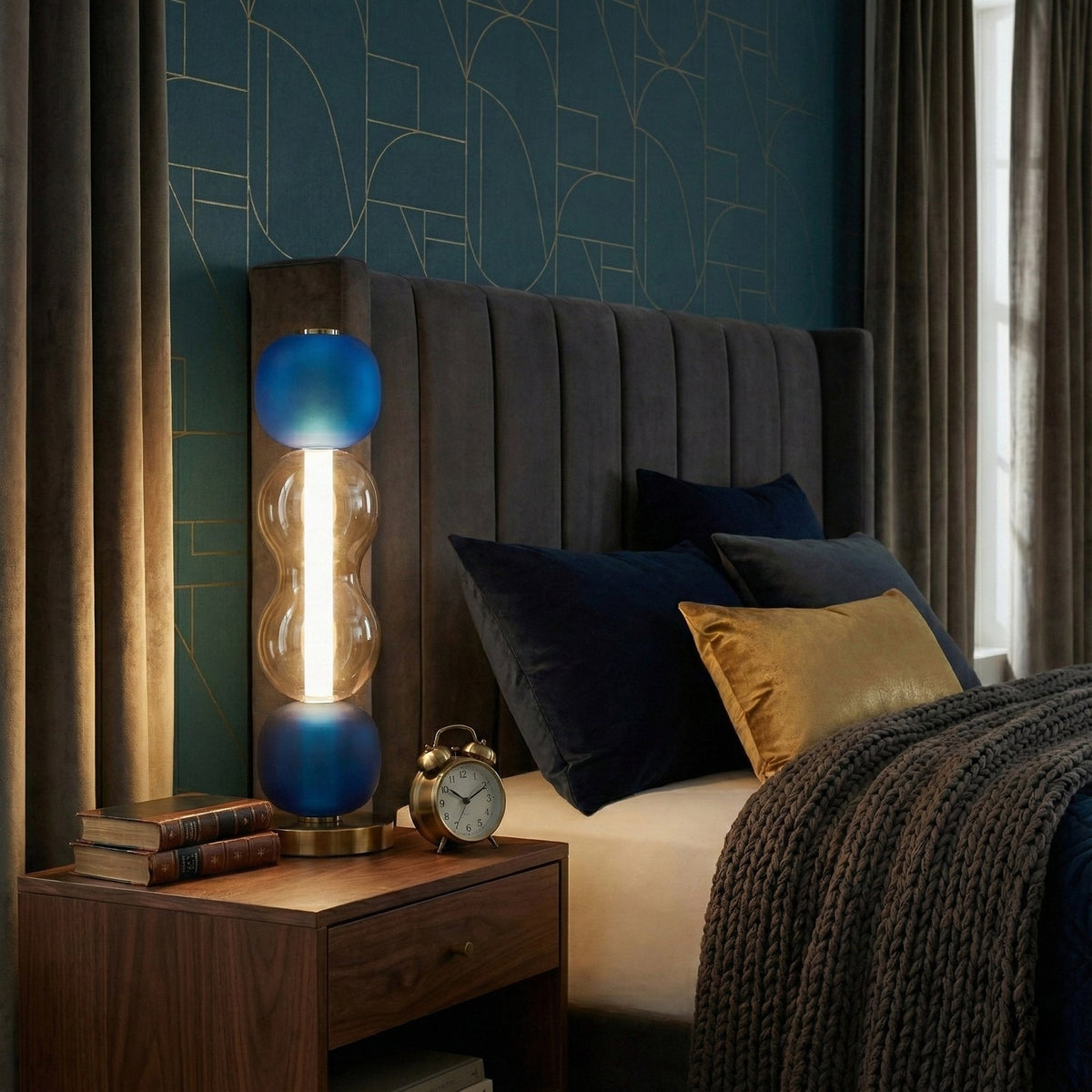 Lampe de table en verre — Composition colorée — Modèle bleu et ambre allumé dans une chambre