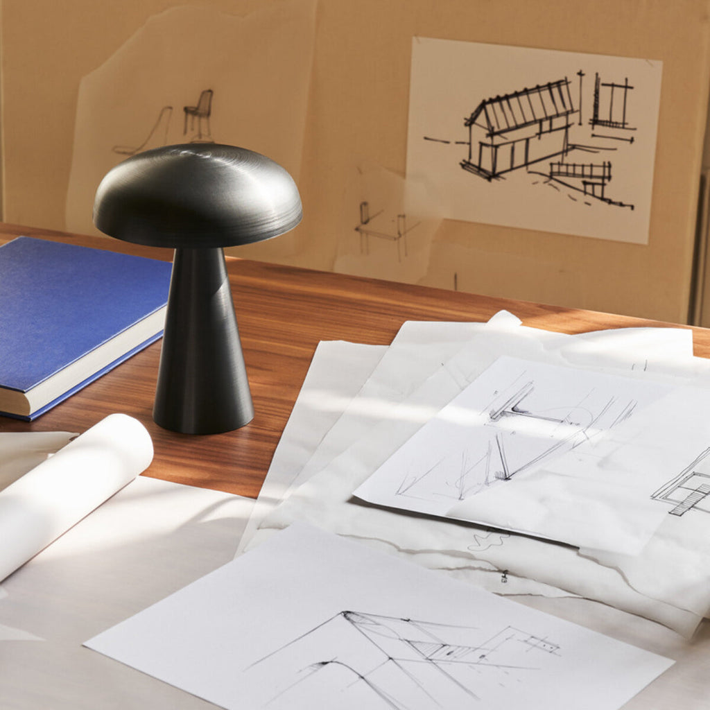 Vue oblique en finition noire sur un bureau