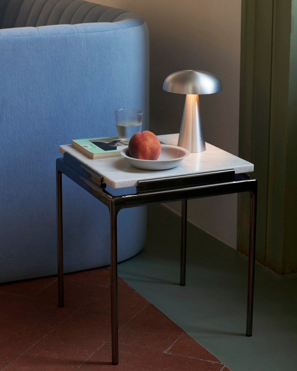 Vue d’ensemble en finition aluminium près d’une banquette