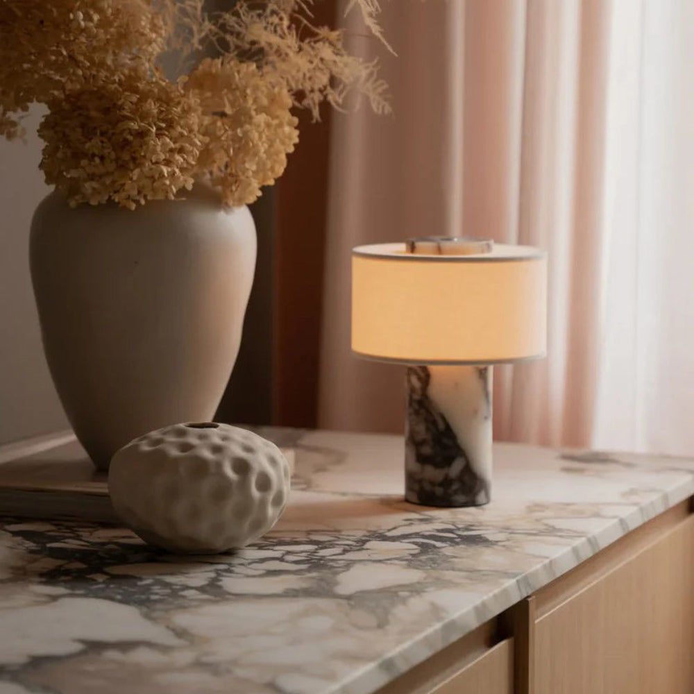 Lampe nomade en pierre — Lampe à veinures violettes sur une console, vue oblique