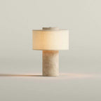 Lampe nomade en pierre — Lampe en finition beige allumée, vue d’ensemble