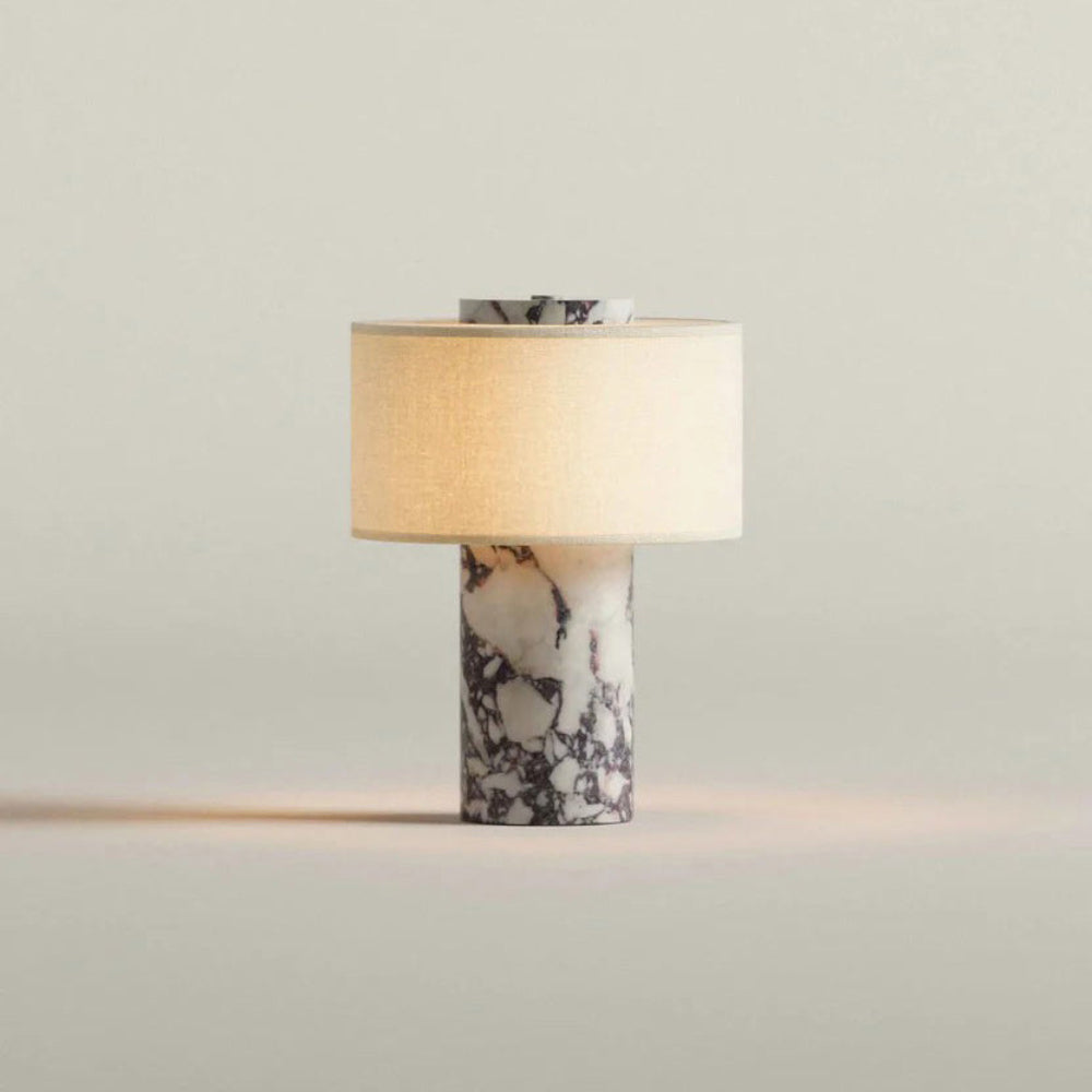 Lampe nomade en pierre — Lampe à veinures violettes allumée, vue d’ensemble