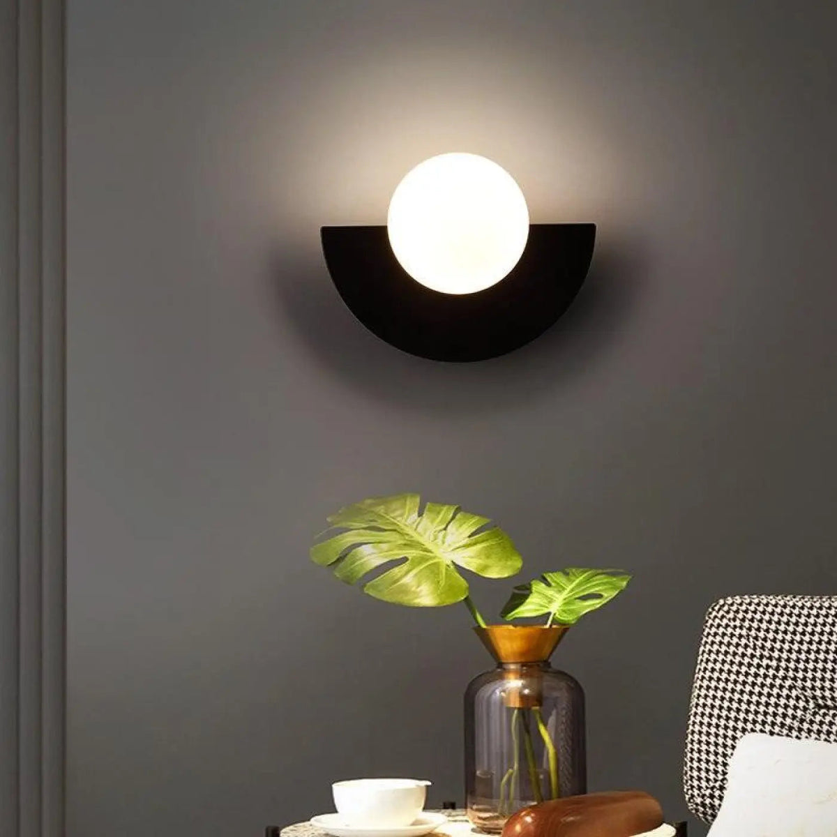 Applique murale demi-cercle colorée — Applique noire au-dessus d’une table d’appoint