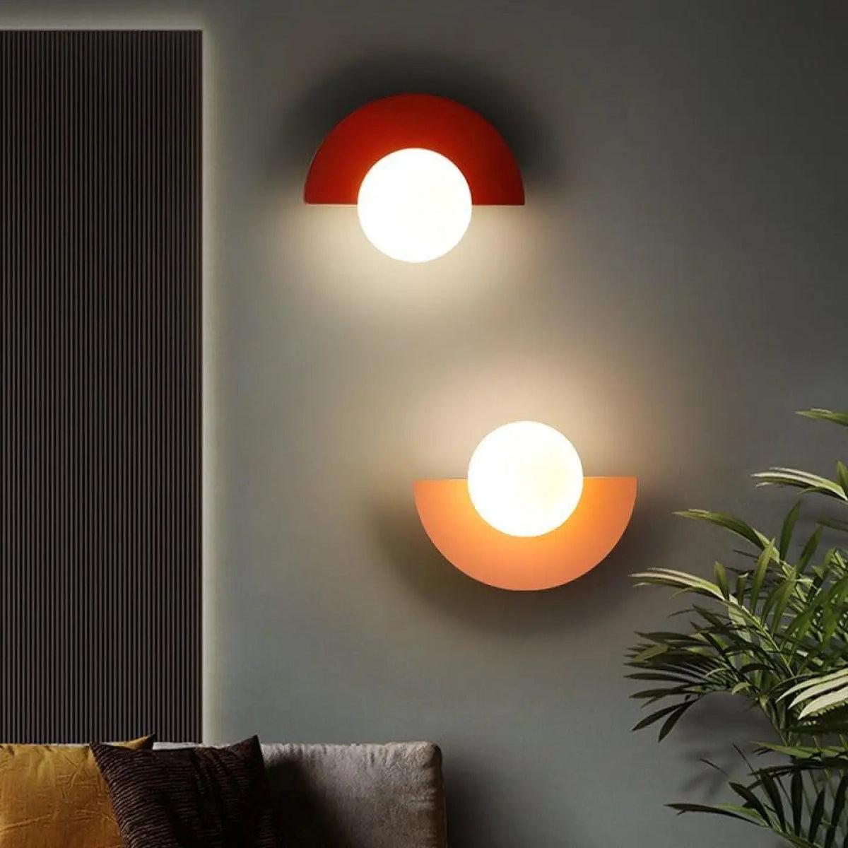Applique murale demi-cercle colorée — Mise en situation de deux appliques rouge et orange au-dessus d’un canapé