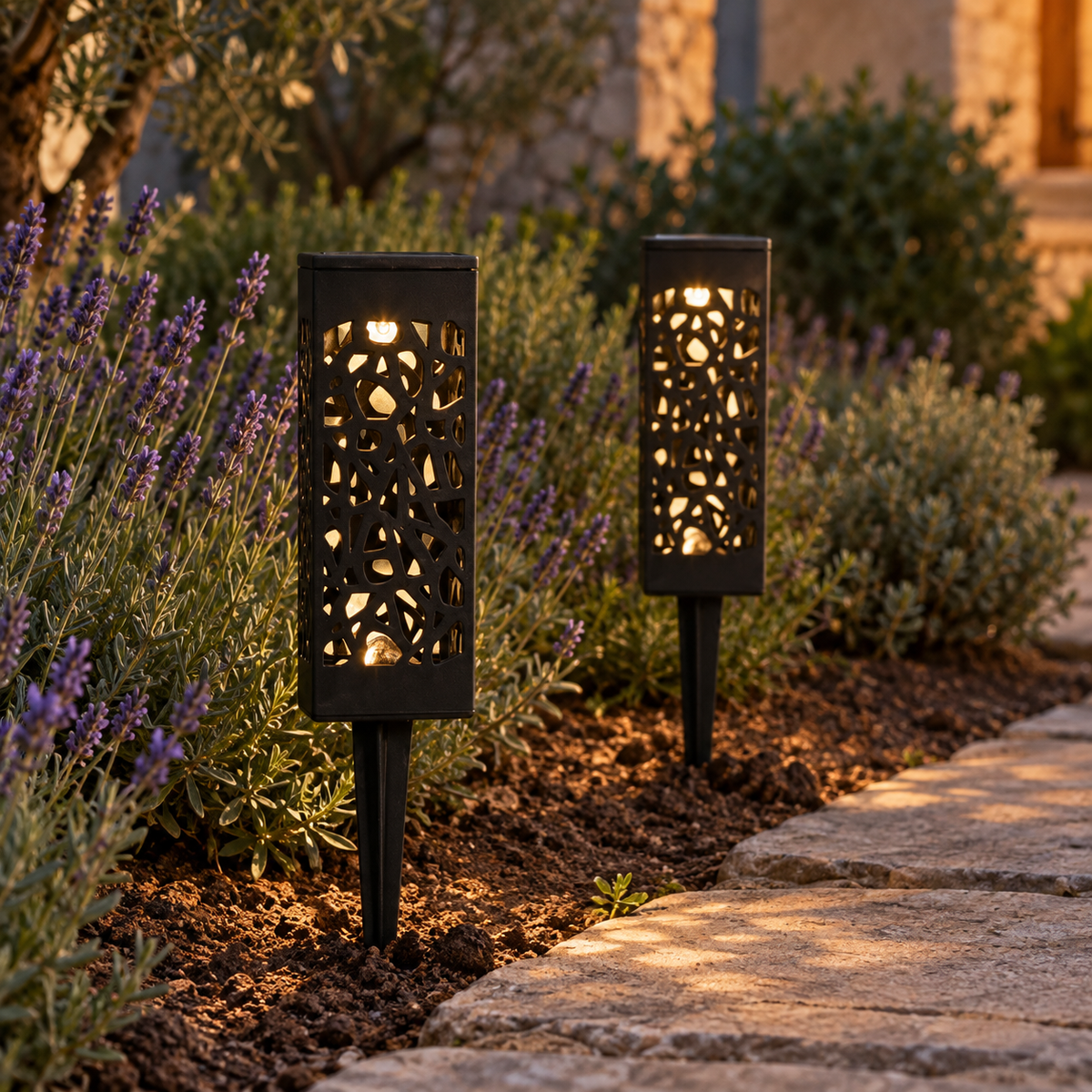 Albelle — duo de lampes solaires noires au bord d’un massif