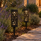 Albelle — duo de lampes solaires noires au bord d’un massif