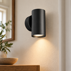 Épurea — applique cylindrique noire, petit format, dans une entrée