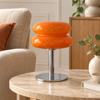 Orélia orange et chrome sur une table d’appoint - mise en scène générée