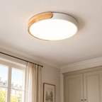 Contour — plafonnier blanc à accent bois dans une chambre