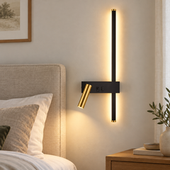 Veillée — applique modèle Droit noire et dorée près d’une tête de lit