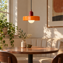 Sixties — suspension bordeaux et orange au-dessus d’une table