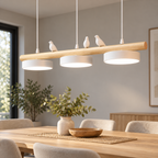 Aviara blanche — trois oiseaux, trois abat-jour et câbles blancs au-dessus d’une table