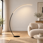 Luméra noire, lampadaire arqué près d’un fauteuil - mise en scène générée