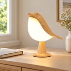 Envol, lampe oiseau à finition bois sur une console - mise en scène générée