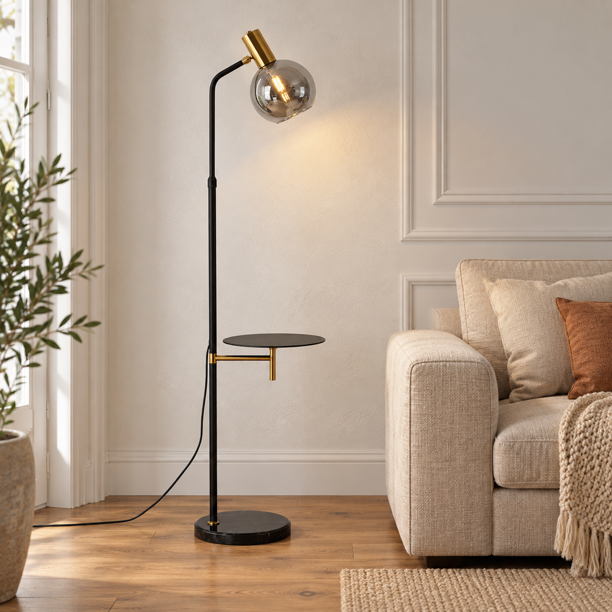 Escale — lampadaire noir et doré à tablette dans un salon